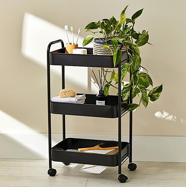 Imagen principal - La mesa auxiliar con ruedas cuesta 20, igual que el modelo metálico. El modelo en azul grisaceo y madera, cuesta 15 euros.