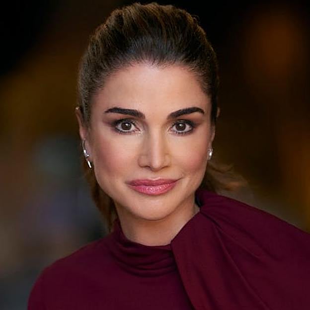 Descubrimos el secreto de la eterna juventud de royals y famosas: una crema antiedad con oro activo que alisa las arrugas