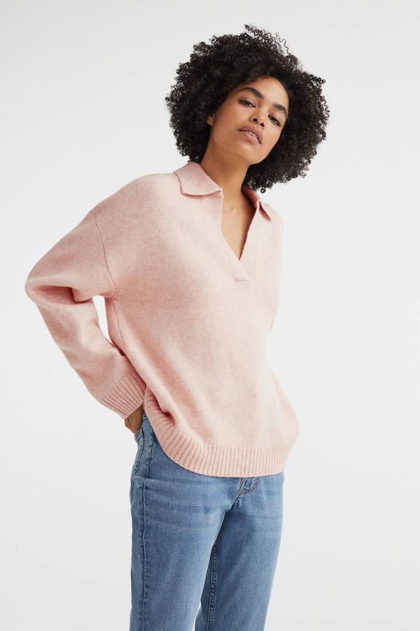 Jersey oversize en tejido de punto fino soft con manga larga, cuello tipo polo, escote de pico y silueta relajada, color rosa claro, de H&M. Cuesta 29,99 euros.