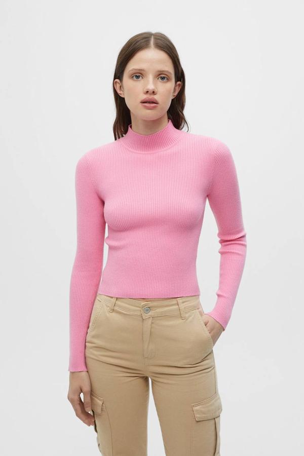Jersey básico de canalé con corte entallado, cuello perkins y manga larga, color rosa chicle, de Pull&Bear. Tiene un precio de 15,99 euros.