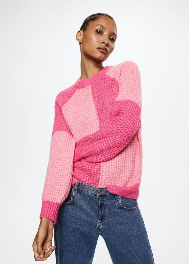 Jersey elaborado en tejido de punto invertido con estampado a cuadros en tonos rosa, cuello redondo y manga larga, de Mango. Está disponible por 29,99 euros.