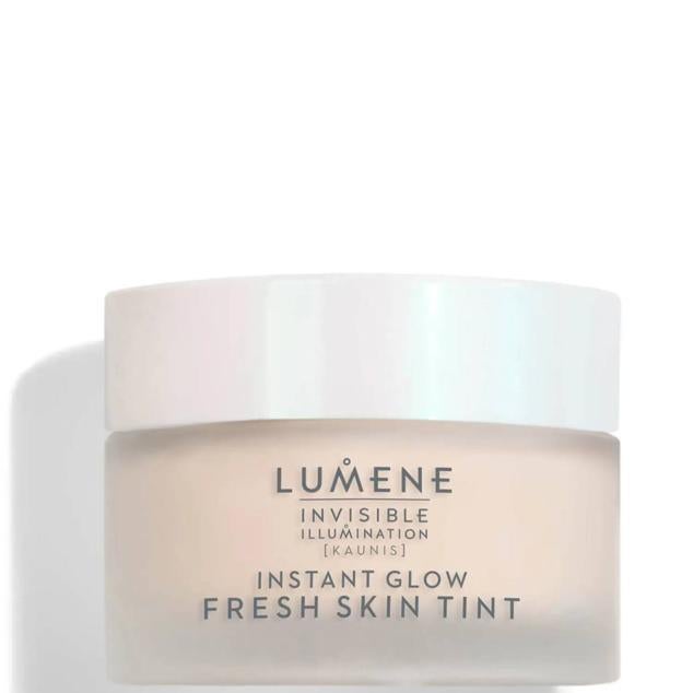 Invisible Illumination [KAUNIS] Instant Glow Fresh Skin Tint de Lumene se trata de una crema hidratante que potencia la luminosidad, perfecciona la piel y la deja voluminosa y flexible, como rejuvenecida, gracias a las algas nórdicas y el agua pura de manantial del Antártico. El resultado es completamente natural y super radiante. Cómpralo aquí