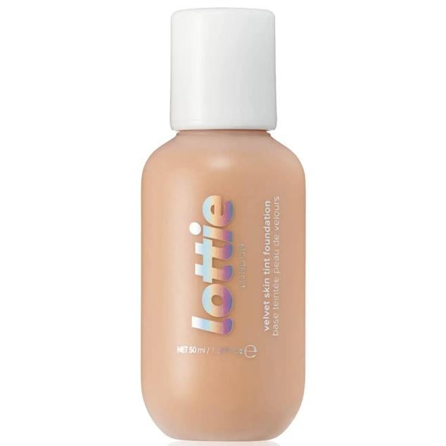 Velvet Skin Tint de Lottie London proporciona un acabado natural sedoso, resplandeciente y ligero con su fórmula unificadora del tono, hidratante e iluminadora. Aporta un acabado mate satinado pero radiante, mientras aumenta la flexibilidad y relleno del rostro, con el ácido hialurónico, extracto de coco y aceite de jojoba. Además, es de larga duración. Cómpralo aquí