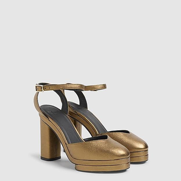 Zapatos de salón de color oro de Castañer, 215€.