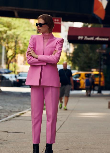 Imagen - Pantalón con pinzas de tiro alto con cinturón a juego en color rosa de Zara (29,99 euros). 