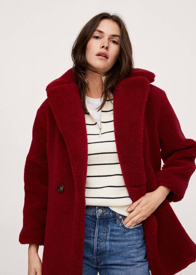 Chaqueta de borreguillo oversize con cuello solapa con muesca, cierre delantero de botones, manga larga y bolsillos, color rojo, de Mango. Tiene un precio de 79,99 euros.