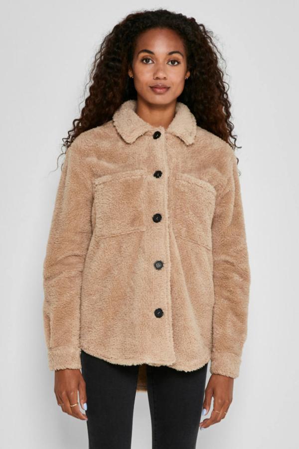 Chaqueta efecto borreguillo con cuello camisero, manga larga, cierre de botones frontal y bolsillos de parche en el pecho, color marrón claro, de Springfield. Cómprala a 39,99 euros. Cómpralo aquí