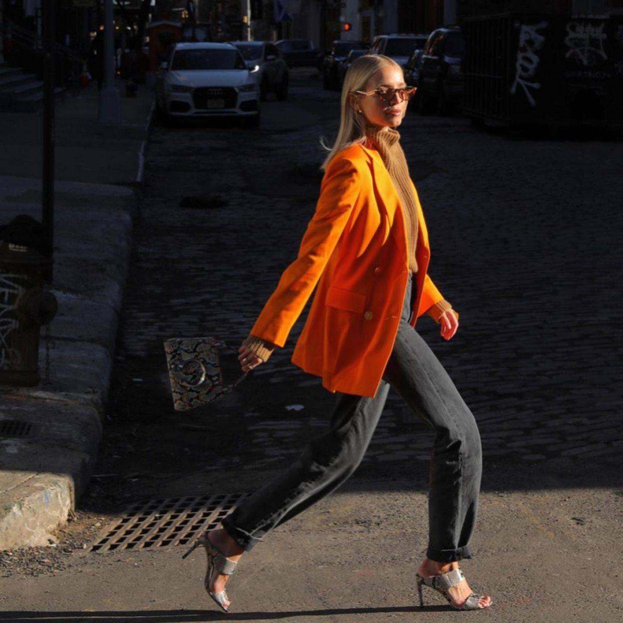La influencer lleva un look protagonizado por el color naranja de moda