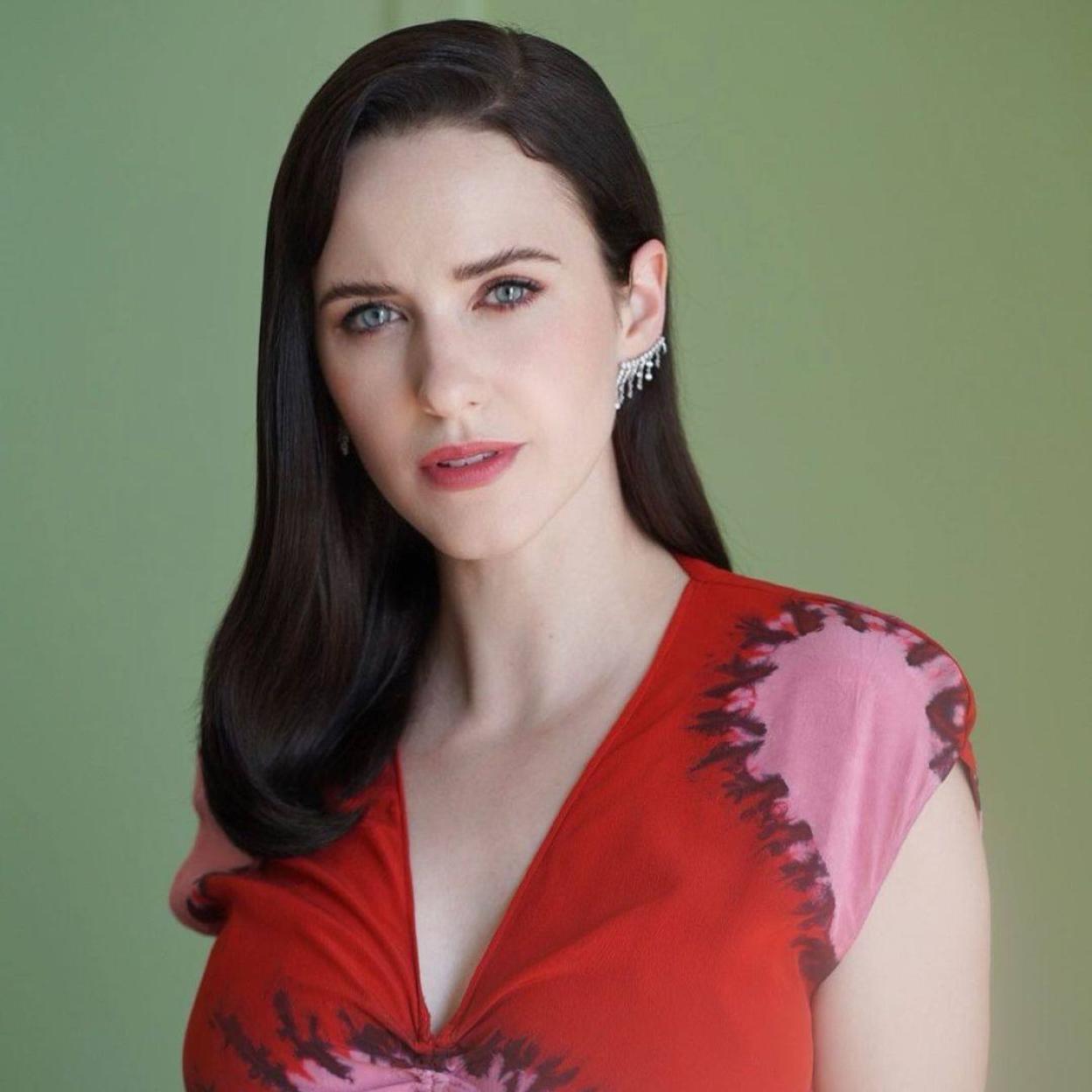 Estos sérums obtienen la piel de porcelana clara e impoluta como la de la actriz Rachel Brosnahan
