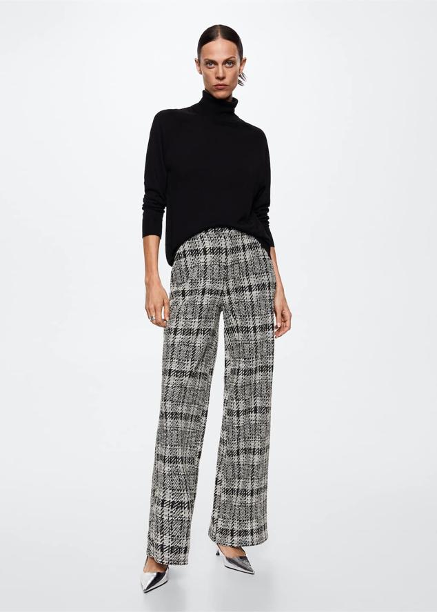 El wideleg se alía con los estampados más otoñales, los de tipo tweed, para crear un pantalón elegante y versátil. Pantalon de vestir de Mango (35,99 euros). 