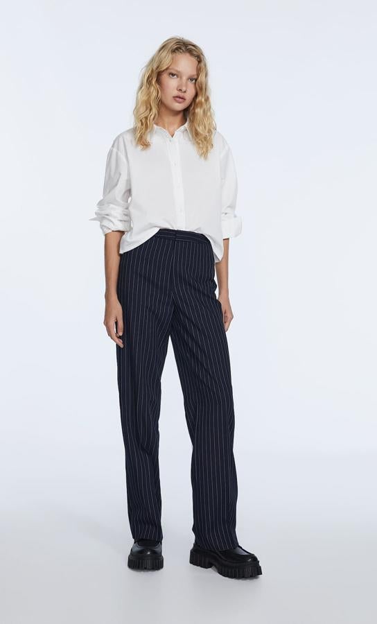Un pantalón clásico pero que también funciona con looks más informales. Pantalón azul marino de Stradivarius (19,99 euros). 