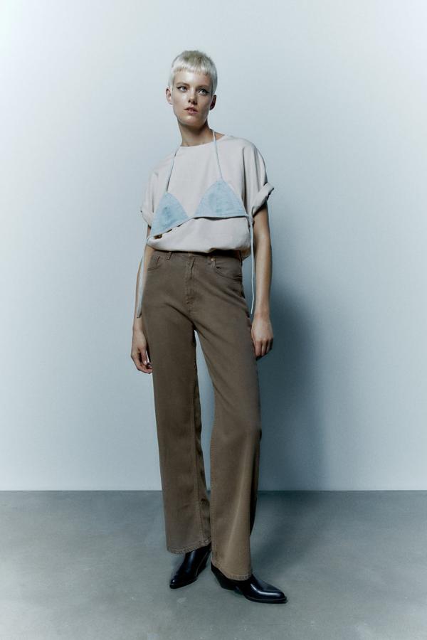 A medio camino entre el verde y el gris, un color que se adapta muy bien a todo tipo de estilismos. Vaqueros de Zara (29,99 euros). 