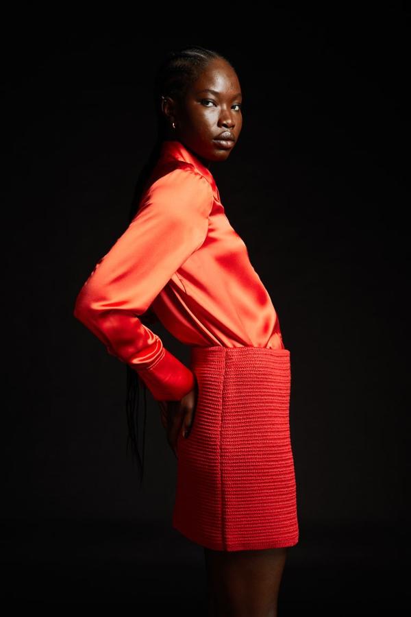 EL naranja es uno de los colores estrella de la temporada. Elige prendas sofisticadas como esta camisa con brillo. Blusa satinada de H&M (19,99 euros). 