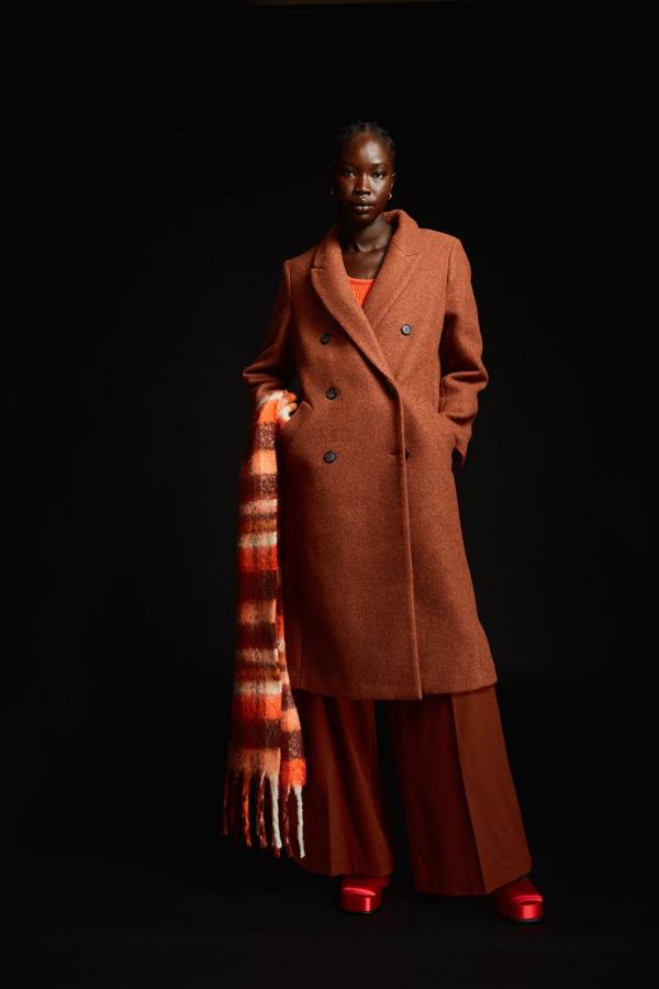 Las prendas de invierno vuelven a saltar a escena. Abrigo de doble botonadura de H&M (69,99 euros). 