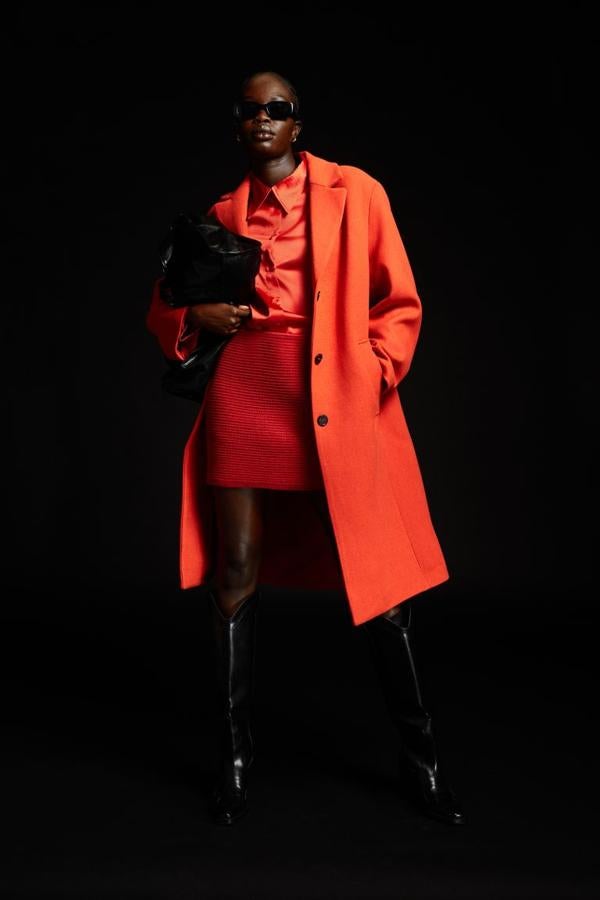 Aunque nunca está de más tener un abrigo en colores neutros, esta temporada puedes apostar por piezas a todo color. Abrigo en color naranja de H&M (59,99 euros). 