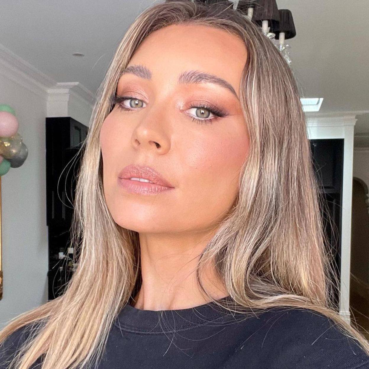 La influencer luce una tez lisa y respldandeciente que conseguirás con estos tratamientos antiedad en aceite