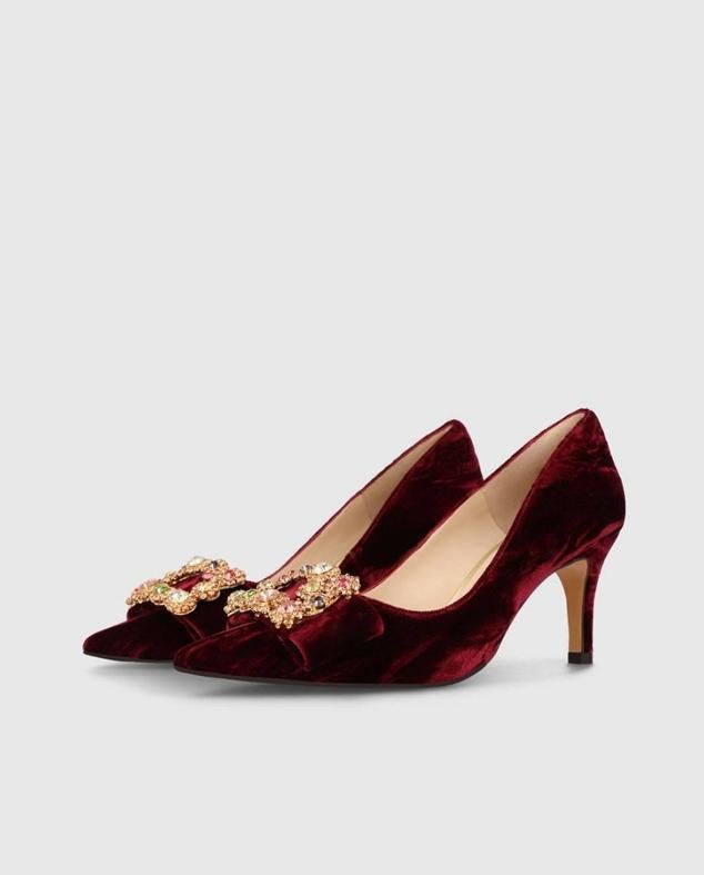 Salones de tacón medio confeccionados en terciopelo con terminación en punta, detalle de lazo y hebilla con joyas y pedrería, color burdeos, de Lodi. Está disponible en El Corte Inglés a 159 euros. Cómpralo aquí