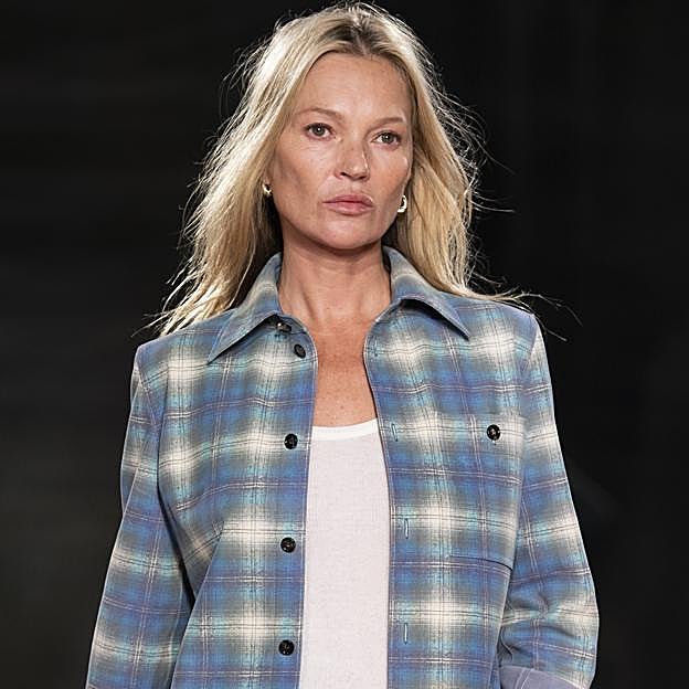 El look antiedad de Kate Moss que puedes copiar baratísimo: así es como unos vaqueros y una camisa rejuvenecen a los 40 y los 50