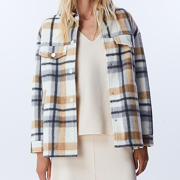 Imagen principal - La sobrecamisa de Sfera, la camiseta de Mango y los vaqueros de Zara.