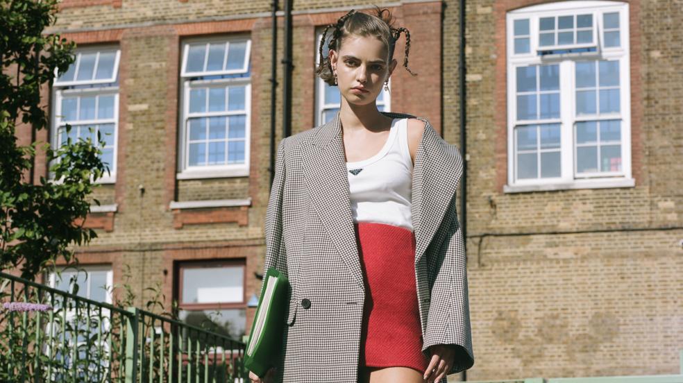 Falda y top de Prada, abrigo de Alexander McQueen, mocasines Tabi de Maison Margiela y calcetines de Falke.