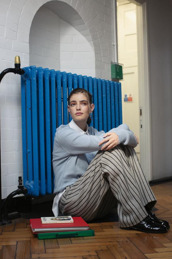 Camisa, jersey y zapatos de Maison Margiela, y pantalones de Louis Vuitton.