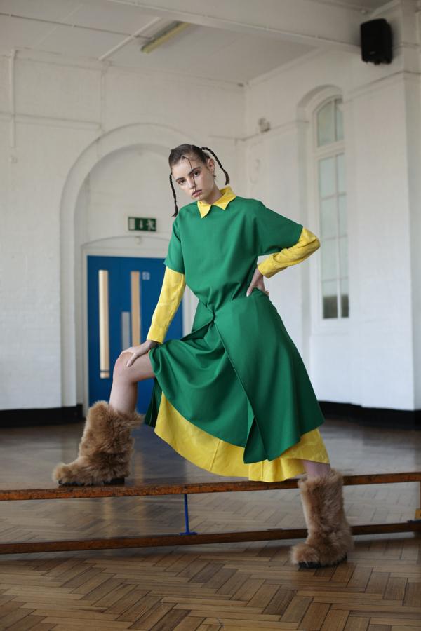 Vestido amarillo y botas de Zadig & Voltaire; vestido verde de Maison Kitsuné y pendientes de Anmaes Beads.