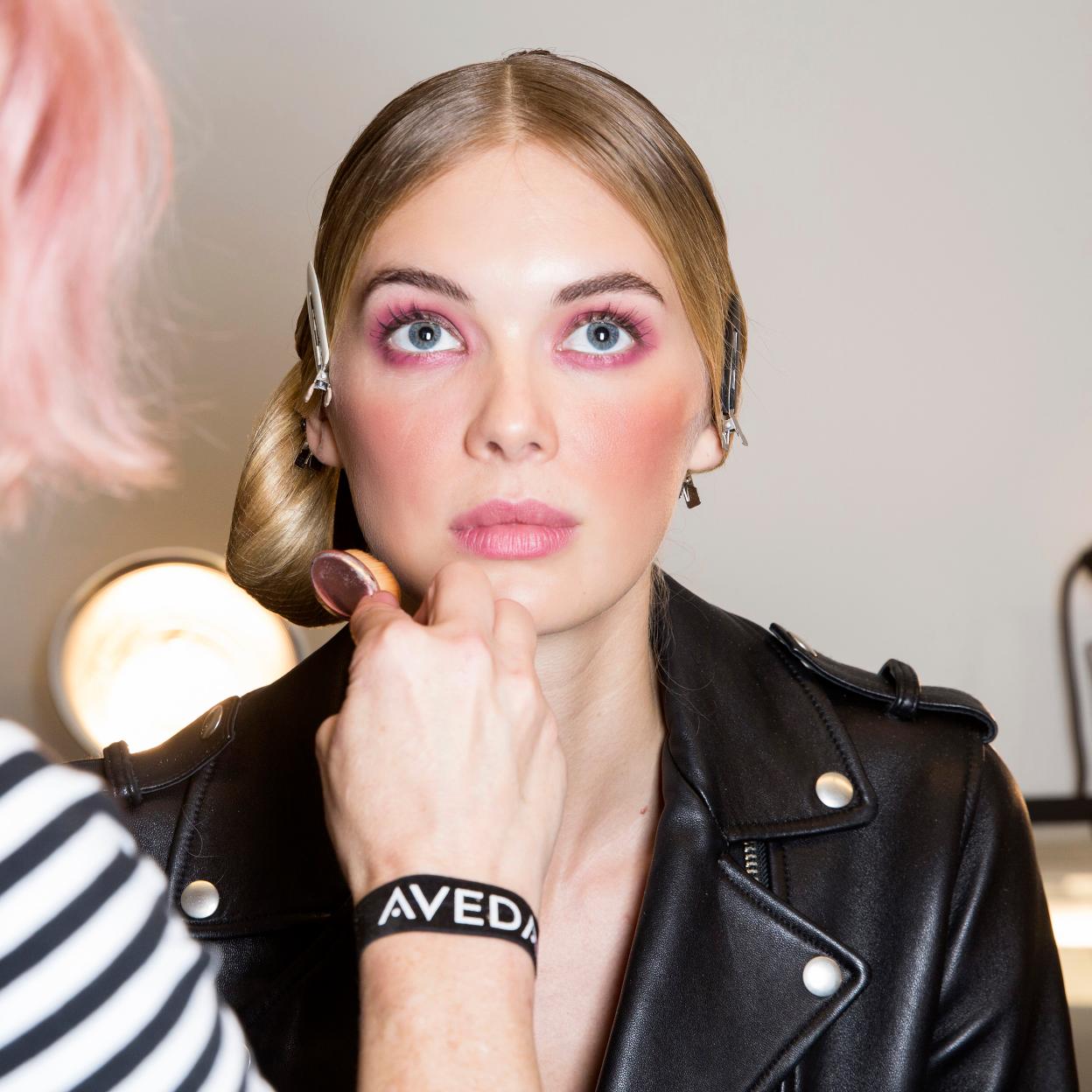 Blush draping, técnica viral para maquillarte con efecto lifting. 