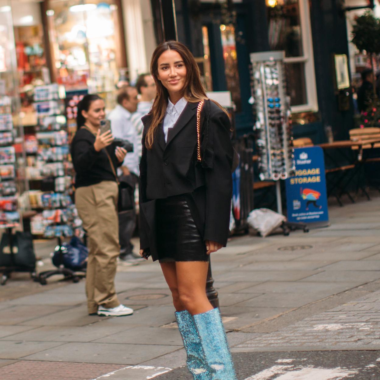 Las botas cowboy que triunfan entre las influencers son atrevidas y en colores llamativos