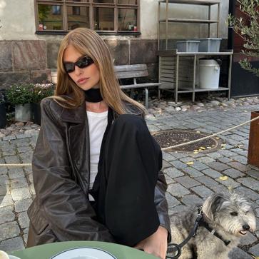 Imagen secundaria 1 - Las modelos Matilda Djerf, Ida Sjunnesson y Engla Löf posan con sus fulares. 