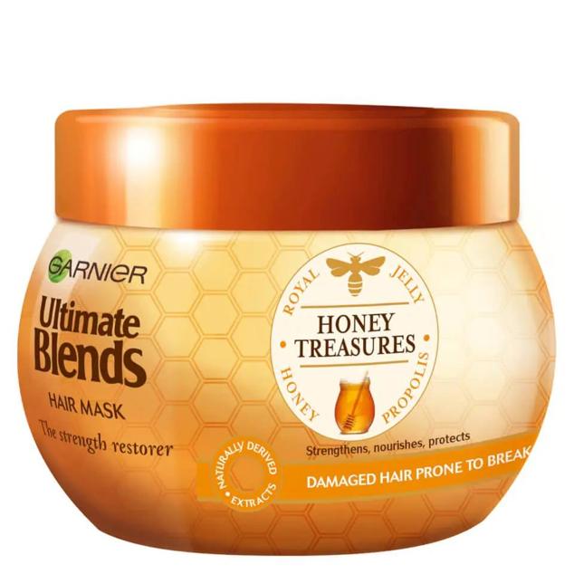 Ultimate Blends Honey Strengthening Hair Treatment Mask de Garnier emplea la mezcla de propóleo protector, jalea real y miel para reconstruir las fibras, fortalecer de raíz a puntas, sellar la hidratación y suavizar en profundidad, potenciando también el brillo natural. Cómpralo aquí