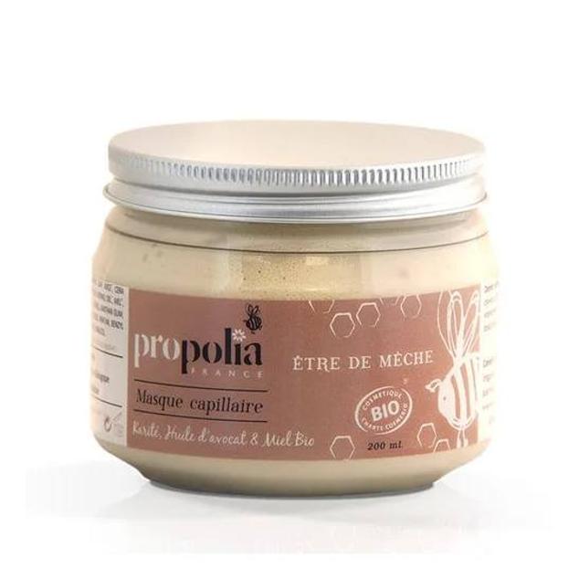 La Mascarilla Capilar de Aguacate y Miel Bio de Propolia aporta los beneficios ultra nutritivos de la miel, el propóleo, la manteca de karité y el aceite de aguacate para hidratar, reparar, fortalecer, aumentar la flexibilidad, estimular el rebote, garantizar la definición e incrementar el brillo del cabello para que luzca como de anuncio. Cómpralo aquí