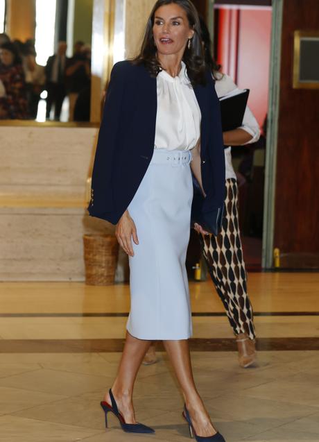 Imagen - La reina añadió una blazer azul marina a su look. / GTRES