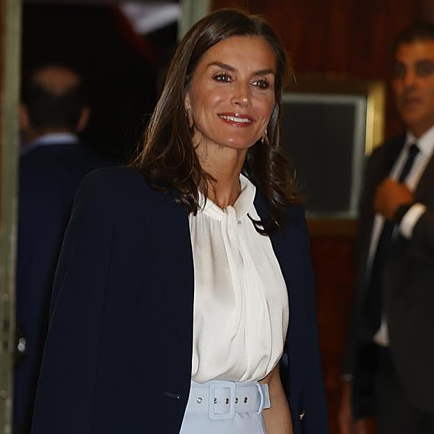 La reina Letizia repite su falda midi favorita (que rejuvenece) y está en Zara por menos de 16 euros