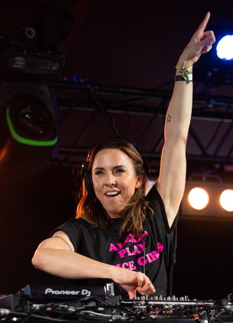 Imagen - Chisholm durante su sesión de dj el pasado junio, en el Festival de Glastonbury.