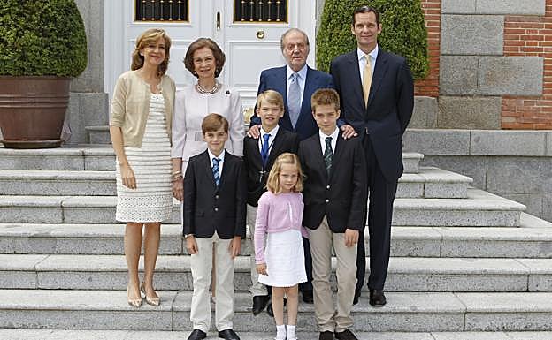 Los Urdangarin-Borbón al completo junto a los reyes eméritos, don Juan Carlos y doña Sofía.