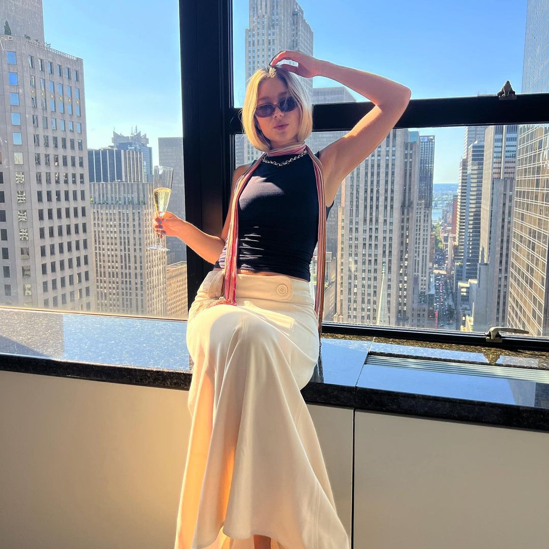 Imagen secundaria 2 - Las modelos Matilda Djerf, Ida Sjunnesson y Engla Löf posan con sus fulares. 