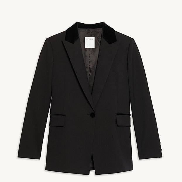 Imagen principal - Tanto el traje negro (blazer 325 euros y pantalón 195 euros) como la camisa (225 euros) de Tamara eran de Sandro.