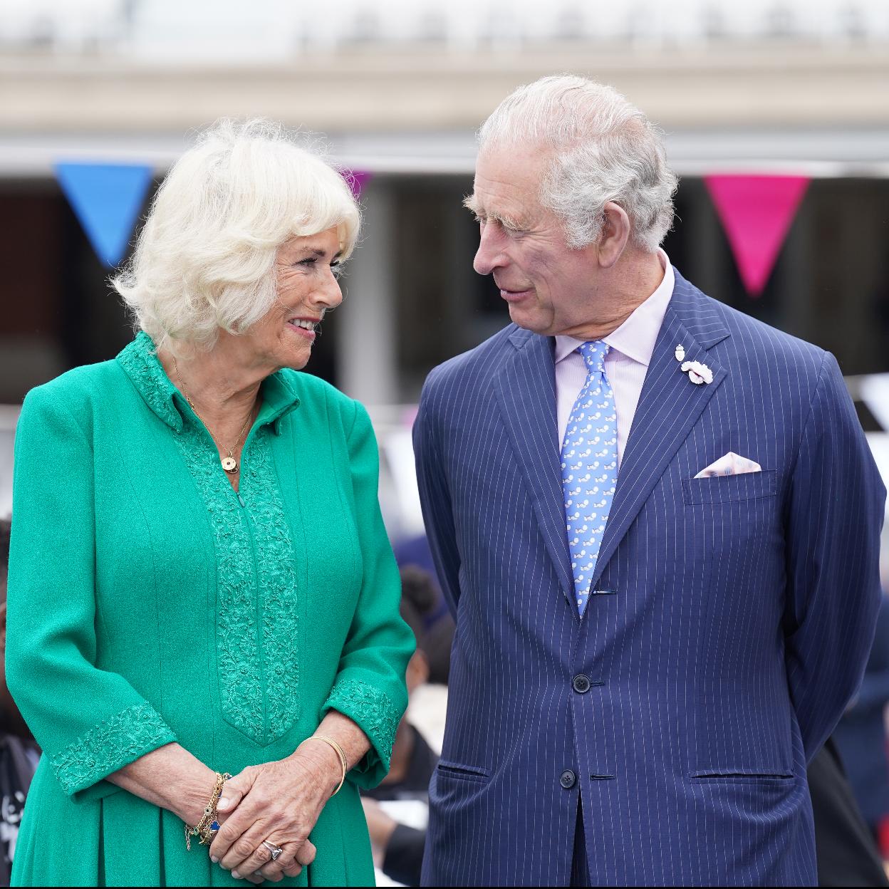 La historia de amor entre Carlos III y Camilla Parker-Bowles es un cuento de hadas.