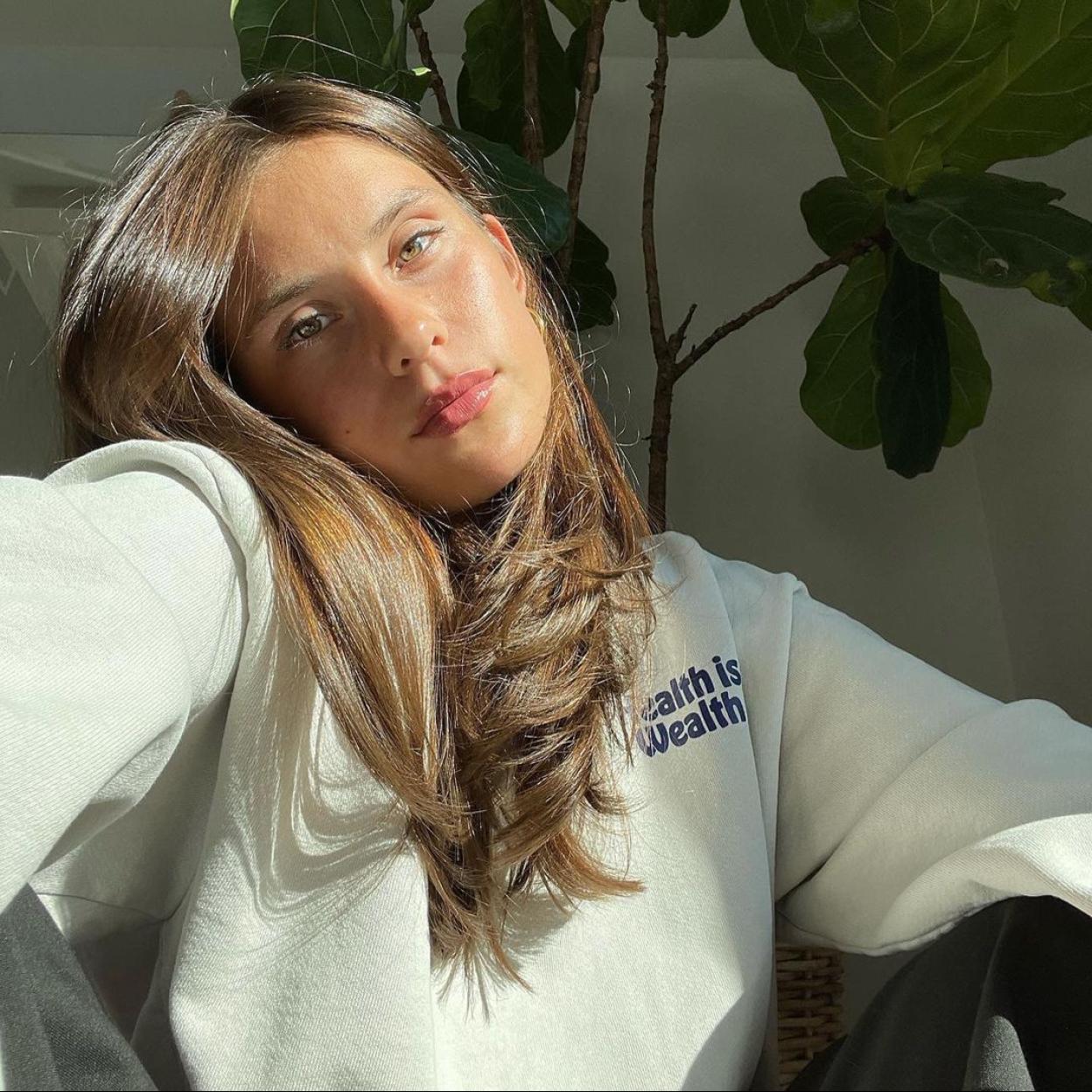 La influencer luce una piel hidratada, lista y sin imperfecciones. 