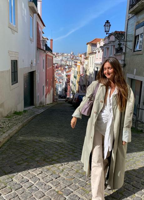 Imagen - Pantalones wide leg beige con camisa blanca y gabardina caqui/@ELENABROTONS