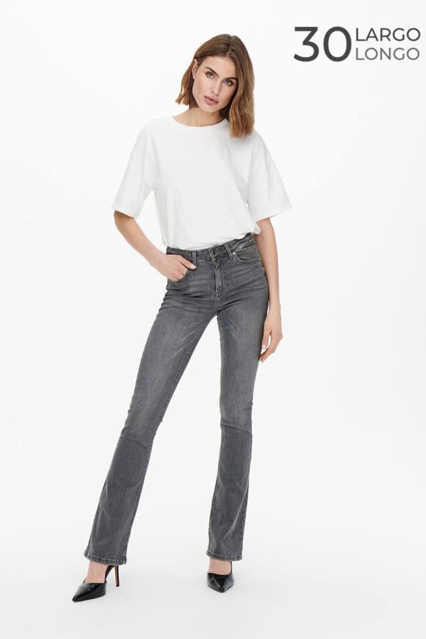 Jeans flare con pernera entallada y acampanada, tiro alto, cinco bolsillos y trabillas para el cinturón, en tono gris desgastado, de Springfield. Encuéntralos por 20 euros.