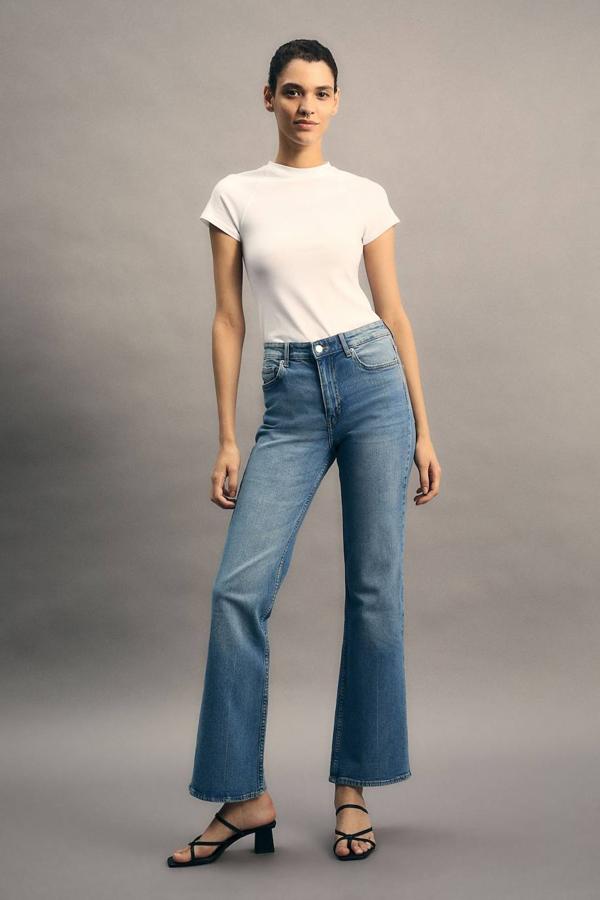 Jeans bootcut con tiro alto, perneras amplias acampanadas, bolsillos y trabillas para el cinturón, en tono azul medio claro, de H&M. Están disponibles por 29,99 euros.