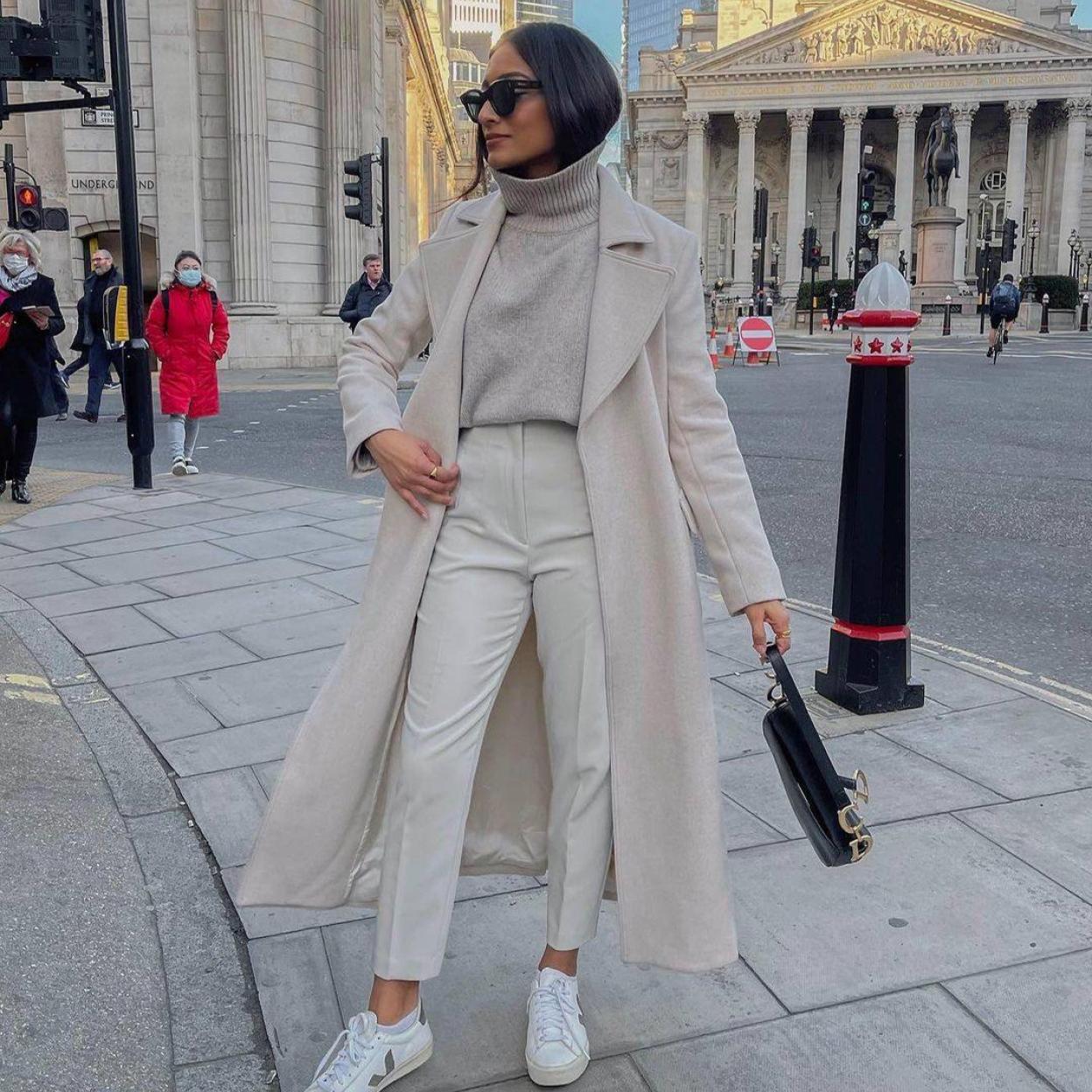 La influencer lleva un total look neutro super elegante y ponible con jersey de cuello alto