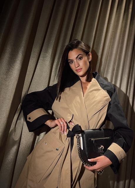 Imagen - Look de noche con gabardina de BOSS/@MARTALOZANOP