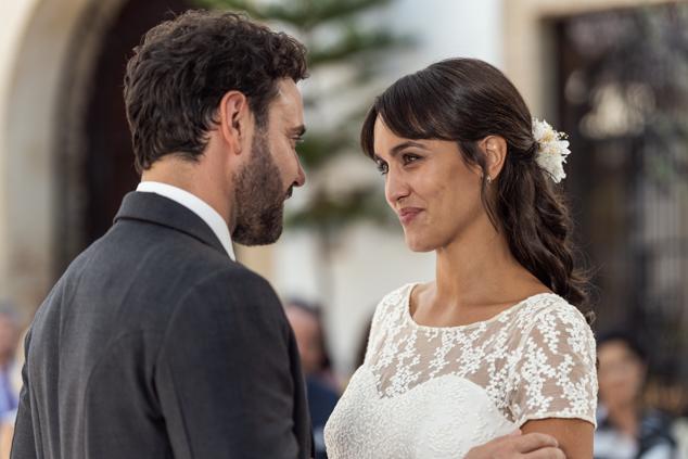 Megan Montaner, Miquel Fdez. y Michel Noher protagonizan esta serie romántica creada por la guionista turca Ece Yörenç, creadora de producciones como Alba, Fatmagul o Amor Prohibido. En esta ocasión la historia plantea una interrogante a su protagonista y a la audiencia, “¿qué harías si pudieras empezar de nuevo?”. Porque Emma, la protagonista, es una treintañera decepcionada con su matrimonio con Nando y después de diez años junto a él siente que su vida ha perdido brillo. Por ello, se plantea que habría sido de su vida sin él, algo que tendrá la oportunidad de comprobar gracias a una falla en el tiempo que le hará viajar atrás una década para, entre otras cosas, resolver su duda. 