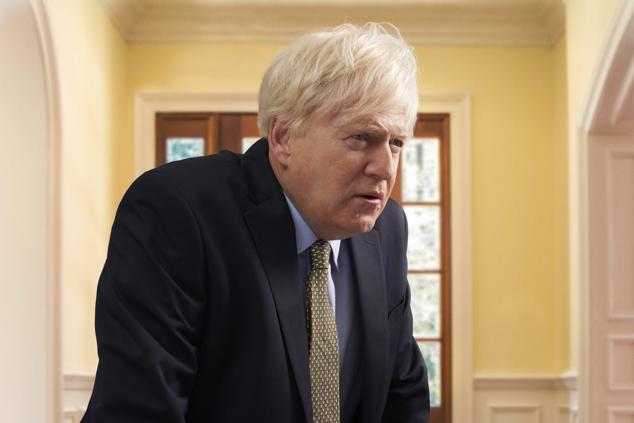 Kenneth Branagh se pone en la piel del ex primer ministro de Reino Unido, Boris Johnson, en esta miniserie que cuenta la historia de algunos de los eventos más devastadores ocurridos en el país durante la epidemia del coronavirus. Junto a Branagh, en la imagen caracterizado como Johnson, en el reparto de esta producción cocreada y dirigida por Michael Winterbottom (Camino a Guantánamo) encontramos a Ophelia Lovibond (Minx), Simon Paisley Day (The Crown) y Andrew Buchan (Broadchurch).