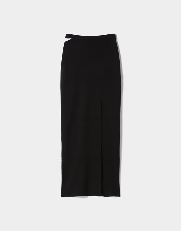 Falda midi en versión cut out y de estilo básico. Gracias a su color negro lograrás conseguir un look sobrio, elegante y chic. Es de Bershka. Precio: 19,99 €. Cómpralo aquí