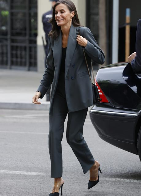 Imagen - La reina Letizia con un traje gris.