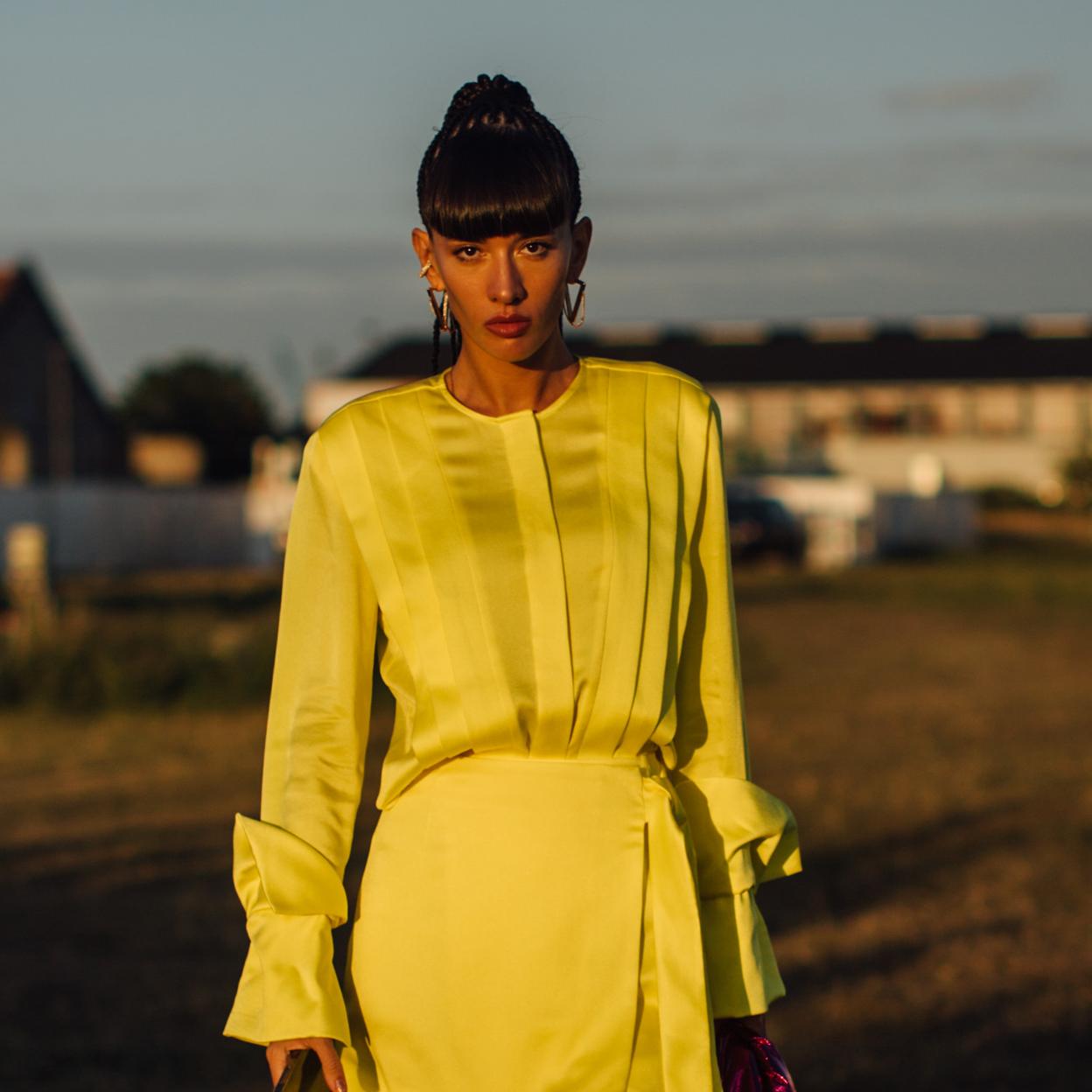 Un total look amarillo es todo un acierto.