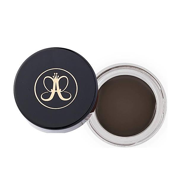 DIPBROW Pomade es una crema gel de rápido secado que permite rellenar las cejas con muy poca cantidad de producto. Se necesita un pincel biselado para aplicarlo.